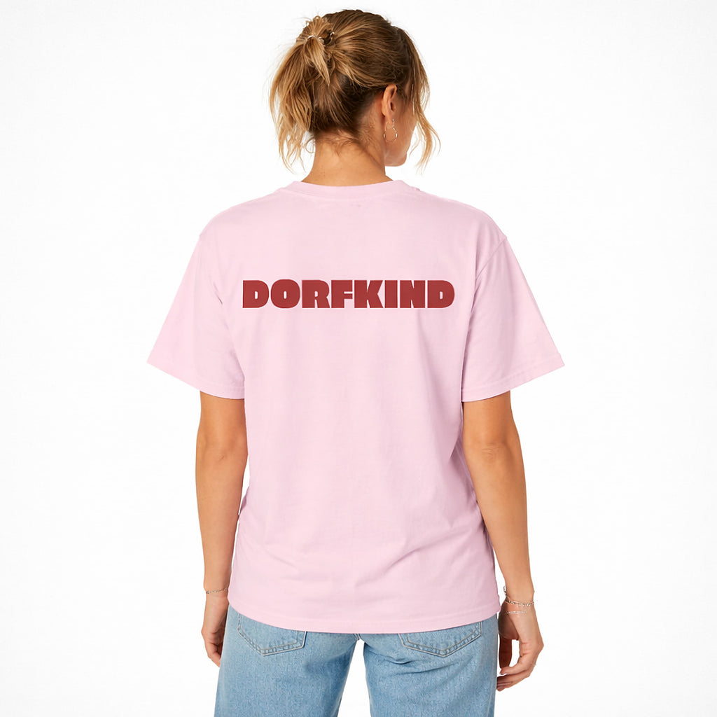 Oversized rosa T-Shirt "Dorfkind" für Damen und Herren - Streetwear-Style.