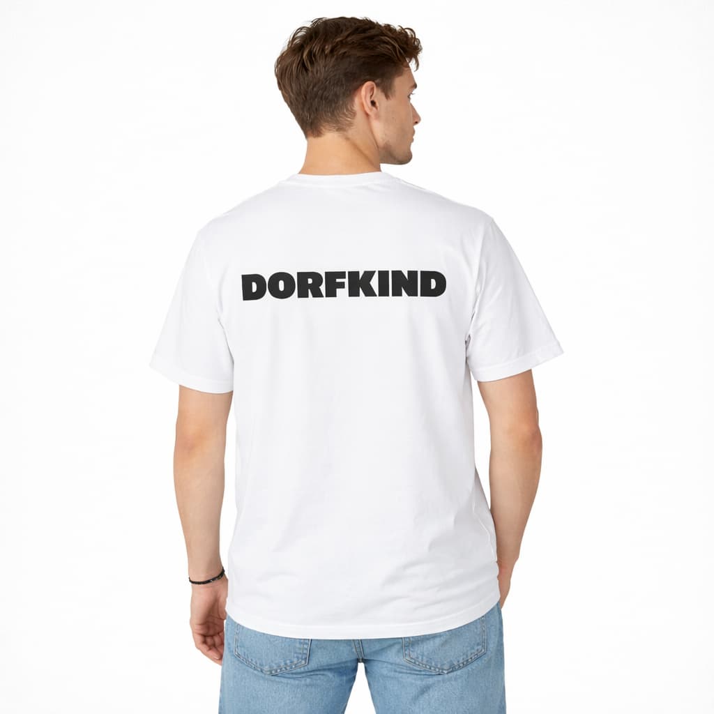 Oversized weißes T-Shirt "Dorfkind" für Damen und Herren - Streetwear-Style.